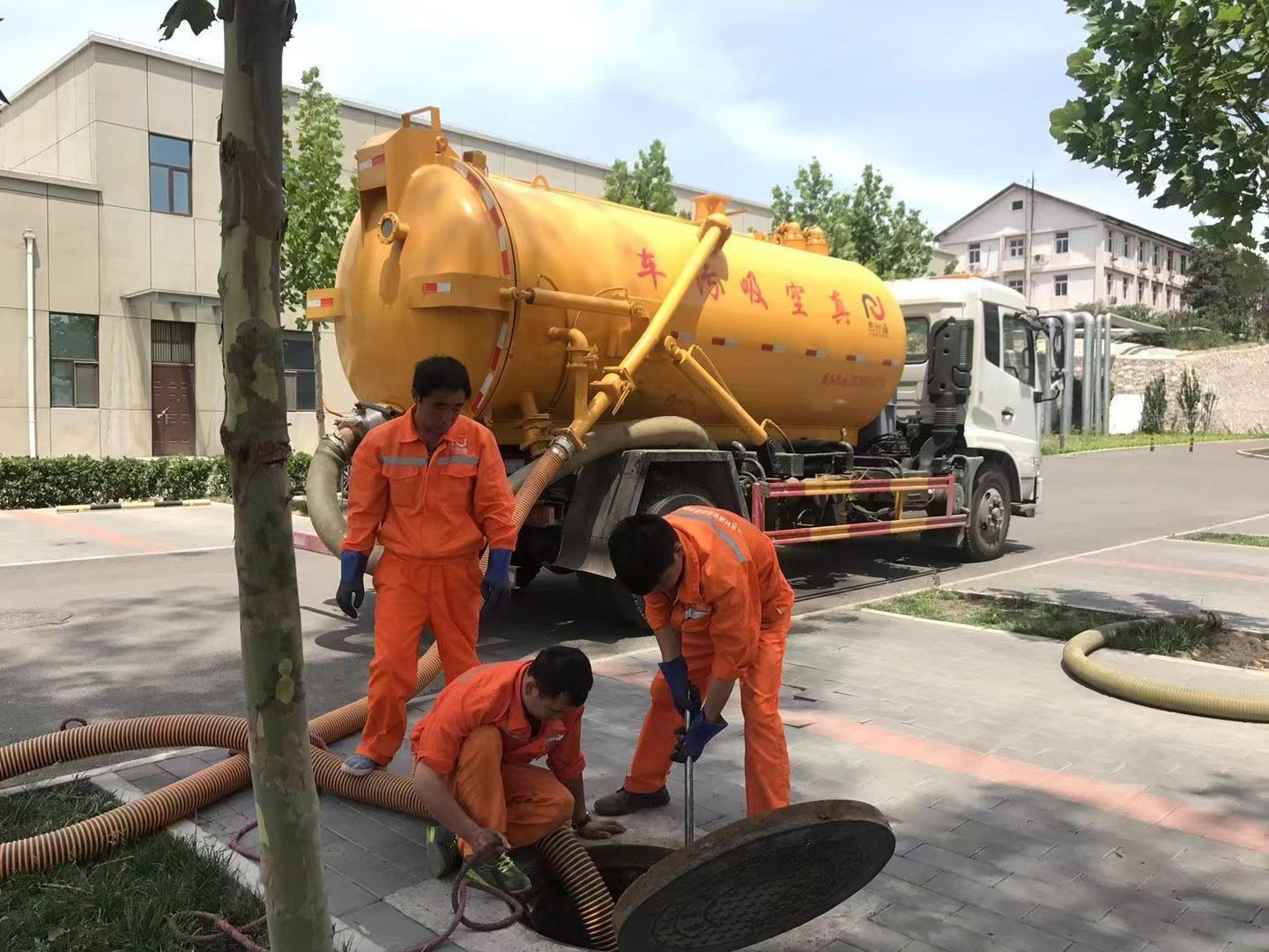 贡嘎化粪池清理与5-8吨吸粪车施工效率分析